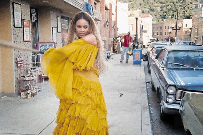 Album Lemonade, na katerem je dvanajst pesmi, je tudi vizualno dodelan, pri snemanju filma pa so sodelovali Beyonce, Mark...