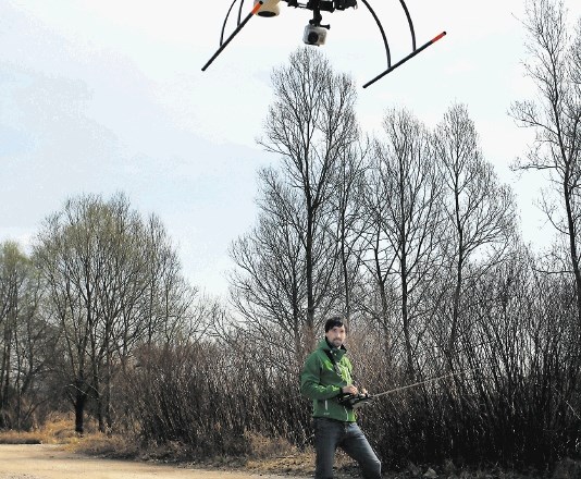 Če želimo preprečiti kaos v zraku, bodo morali svoje delo začeti opravljati dispečerji brezpilotnih letal - dronov.