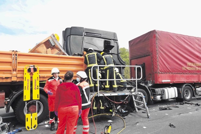 Smrtna nesreča na dolenjski avtocesti: voznik vlačilca v Darsov tovornjak
