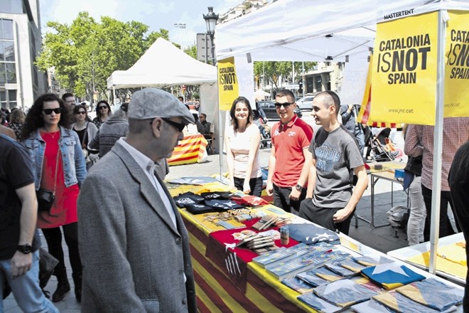 Stojnica v Barceloni, kjer sporočajo: »Katalonija NI Španija«.