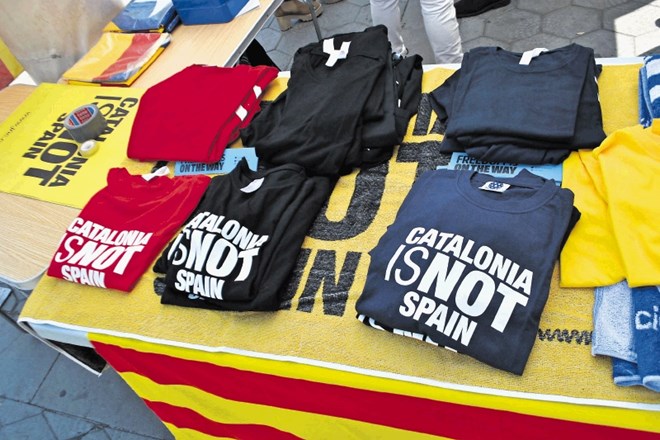 Majice z napisom »Katalonija NI Španija«.