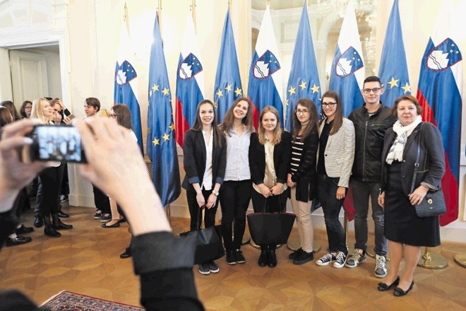 Fotografije iz predsedniške palače (na fotografiji dijaki iz Kočevja z ravnateljico Marjeto Kamšek)  bodo krasile tako...
