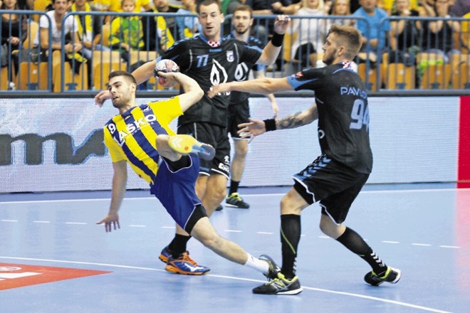 Celjski igralec Blaž Janc (z žogo) je bil z osmimi zadetki najboljši strelec na derbiju v dvorani Tabor v Mariboru.