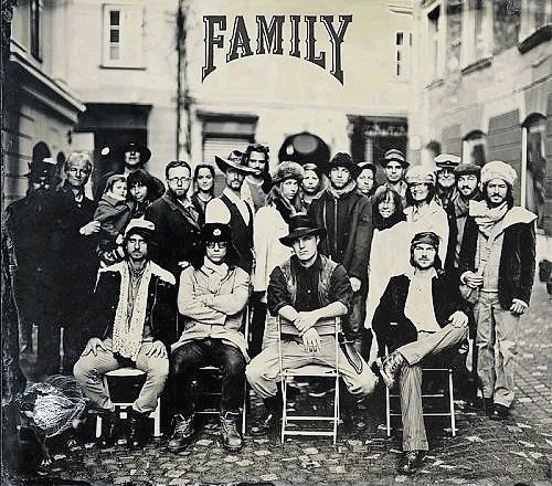 Naslovnica albuma Family (2016, Zavod Orbita)