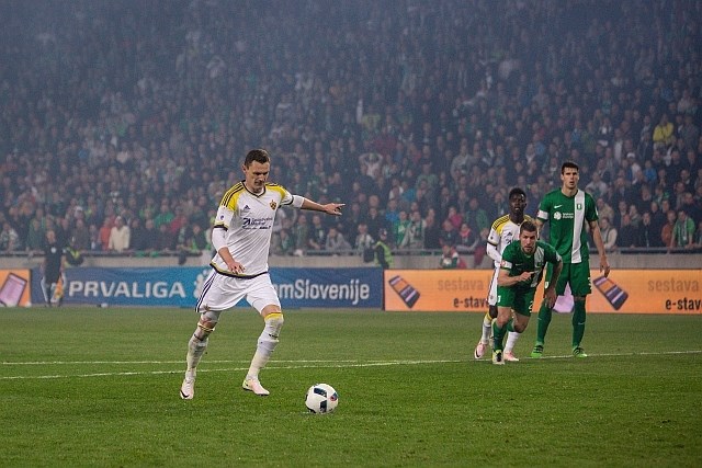 Milivoje Novaković je v 80. minuti izkoristil enajstmetrovko in izenačil na 1:1. (Foto: Maja Marko)