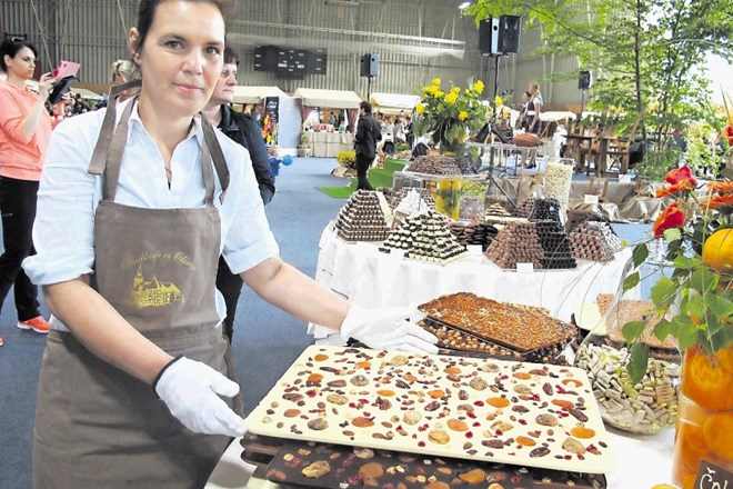 Mateja Videtič ob zares velikih tablicah čokolade iz domače čokoladnice v Olimju