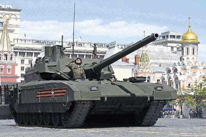 Po Rdečem trgu so se prvič peljali tudi novi tanki T-14 armata.