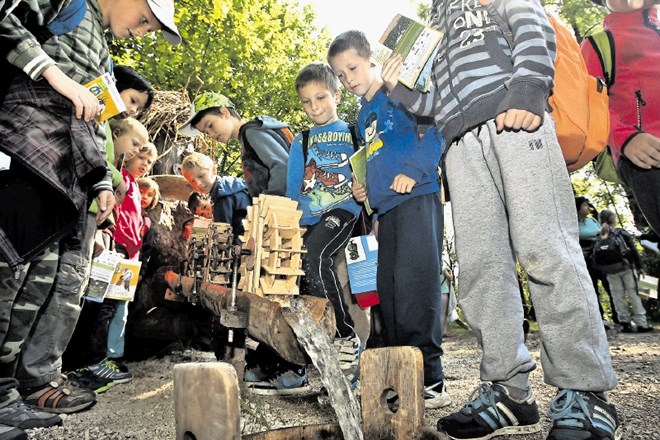 Prvi šolarji bodo Zlatorogovo pravljično deželo v Ukancu obiskali že prihodnji teden. Na fotografiji otroci iz radovljiške...