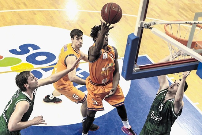 Košarkarji Heliosa (v oranžnih dresih) so zmagovito začeli izločilne boje za naslov državnega prvaka.