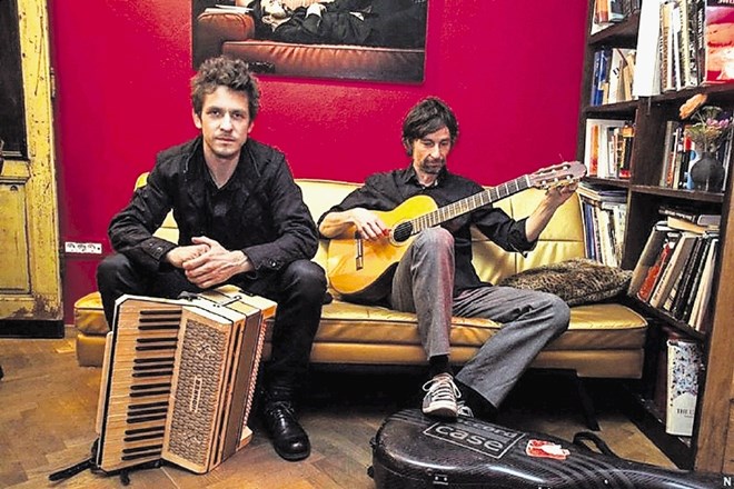 Harmonikar Marko Brdnik in kitarist Uroš Rakovec sta predstavila svoj prvi album.