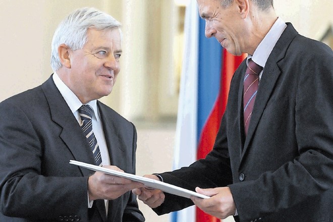 Leta 2003 je predsednik Milan Kučan od predsednika Janeza Drnovška prejel častni znak svobode »za izjemne zasluge pri obrambi...
