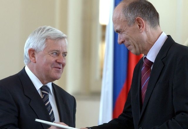 Leta 2003 je predsednik Milan Kučan od predsednika Janeza Drnovška prejel častni znak svobode »za izjemne zasluge pri obrambi...