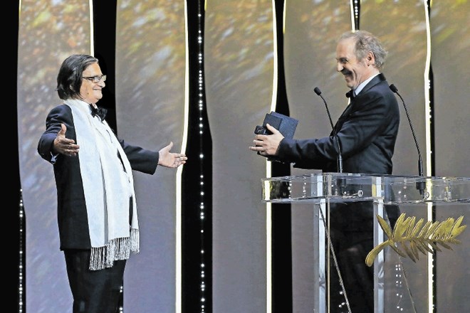 Igralec Jean-Pierre Léaud (levo) je prejel nagrado za življenjsko delo. Nagrado mu je izročil francoski režiser Arnaud...