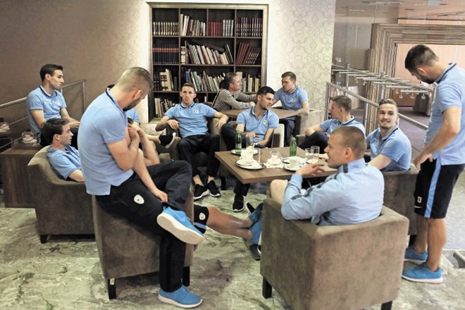 Slovenski nogometaši so kmalu po prihodu na zbor reprezentance sproščeno kramljali v kavarni hotela na Brdu pri Kranju,...