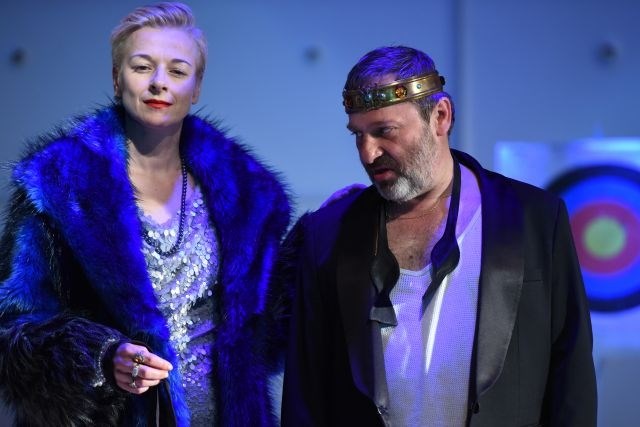 Barbara Cerar v vlogi lady Macbeth in Bojan Emeršič v vlogi Macbetha v tragediji Macbeth ljubljanske Drame (Foto: Peter...