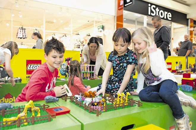 Lego izdelki  sledijo otroku tudi v odraslo obdobje,  nekateri pa  obdržijo komplete celo do konca življenja.