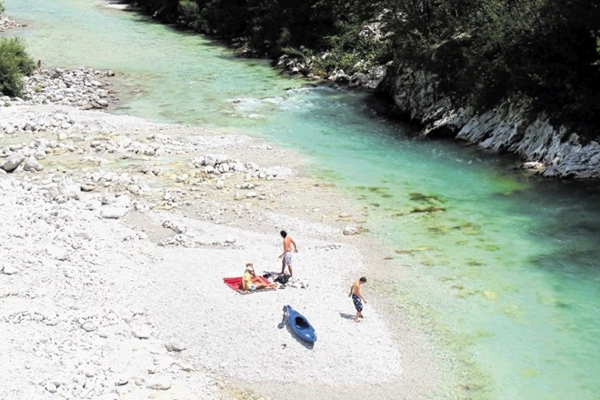 Turisti so nad dolino reke Soče očarani. Poleg smaragdno zelene barve reke so  jim všeč  možnost izposoje kajakov, raftanje,...
