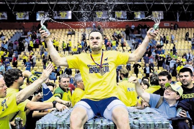 Celjski kapetan Luka Žvižej se je maja lani v Zlatorogu takole veselil naslova prvaka. Se bo tudi danes?