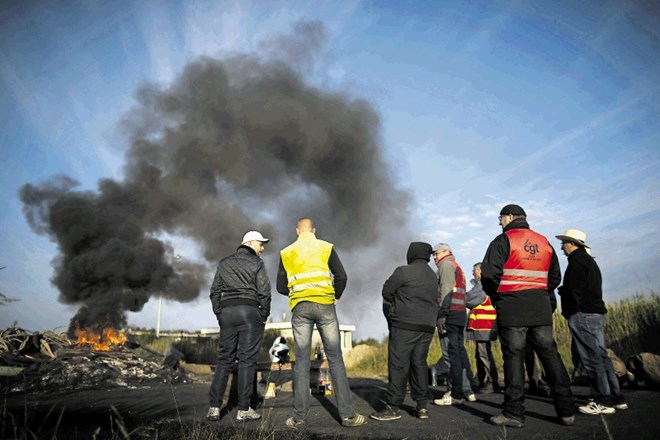 Francoski delavci so z blokadami cest tudi včeraj onemogočili dostavo goriva na bencinske črpalke.
