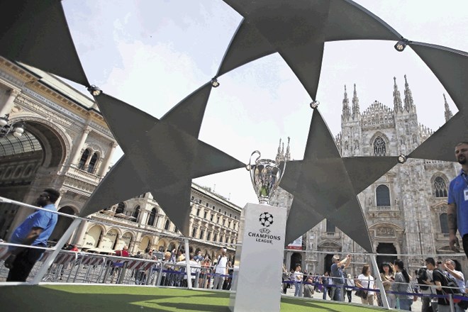 Prestižni pokal z velikimi ušesi je bil v prejšnjih dneh razstavljen pred znamenito milansko katedralo Duomo.