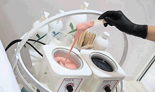 Kozmetičarka ob vsakem nanosu smole zamenja palčko. »Higiena je na prvem mestu,« opozarja Svetlana Arsič.