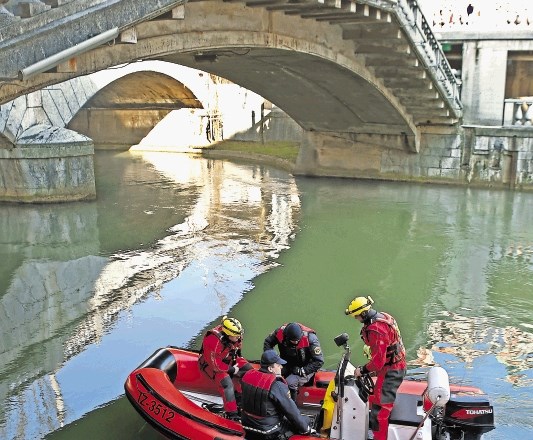 Gasilci so dva občana iz Ljubljanice potegnili s pomočjo vrvi, druga dva pa so naložili na čoln.