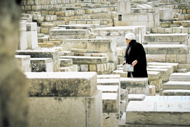 V Gori ortodoksno Judinjo pritegne svet nočnega življenja med grobovi, prostitutkami in preprodajalci drog.