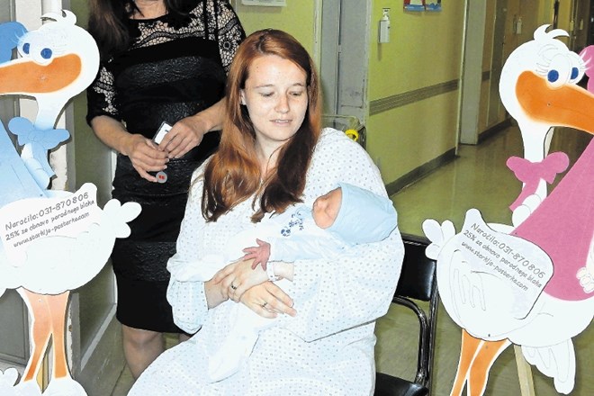 Sloves kranjske porodnišnice pomaga zagotavljati babica Eva Žgavec, ki je v tej porodnišnici tudi sama pred kratkim povila...
