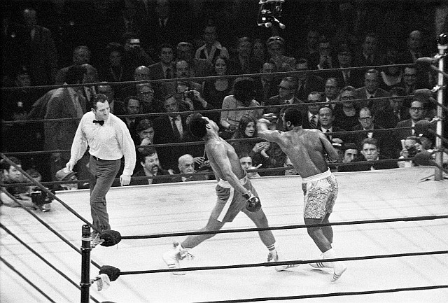 Joe Frazier (desno) z močnim udarcem nad Muhammada Alija na prvi od treh legendarnih borbah v newyorški dvorani Madison...