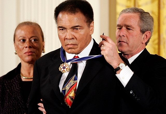 George W. Bush mu je leta 2005 podelil medaljo svobode. (Foto: Reuters)