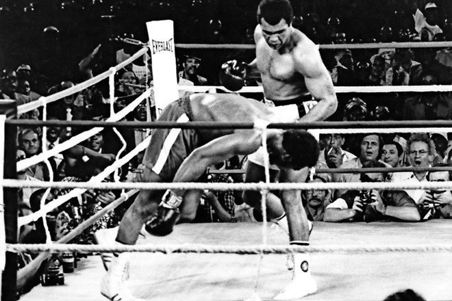 Muhammad Ali je leta 1974 tako položil branilca naslova svetovnega boksarskega prvaka Georgea Foremana. V tem dvoboju v...