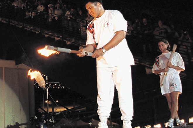 Leta 1996 se je Ali Največji še zadnjič spektakularno vrnil v javnost, ko je na odprtju olimpijskih iger v Atlanti v ZDA...