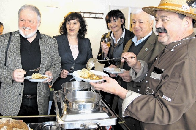 Rihard Baša (desno) je skuhal zajčji golaž z domačo koruzno polento ter s ponujenim presenetil  tudi  Janeza Bogataja (levo)...