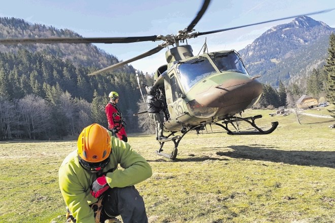 Helikopter je letos ponesrečencem v gorah pomagal že v 95 primerih.