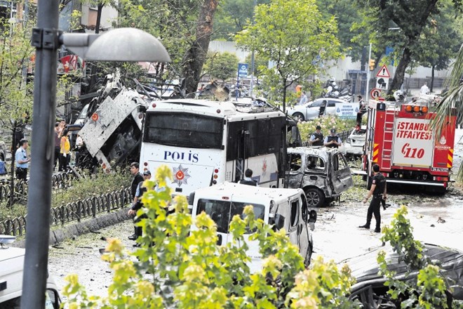 V najetem avtomobilu podstavljena bomba  je policijski avtobus dvignila v zrak in ga uničila.  Ubitih  je bilo sedem...