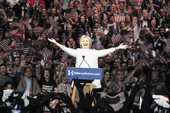 Končno: po čakanju, ki se je vleklo od leta 2008 in poraza proti Obami, je Hillary Clinton v Brooklynu dvignila roke, ko je...