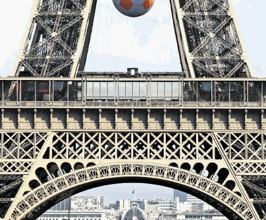 Pred Eifflovim stolpom bo prostora za 90.000 navijačev. V Parizu in širši okolici bo nameščenih 10.000 policistov.