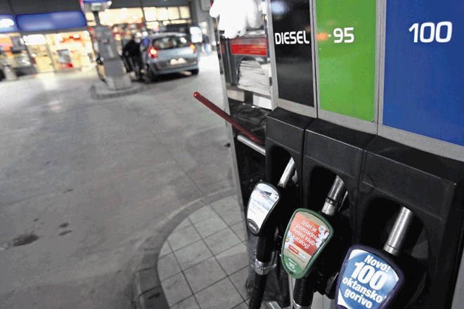 Petinpetdeset  odstotkov slovenskih lastnikov osebnih vozil na črpalkah toči bencinsko gorivo, 44 odstotkov pa dizelsko –...