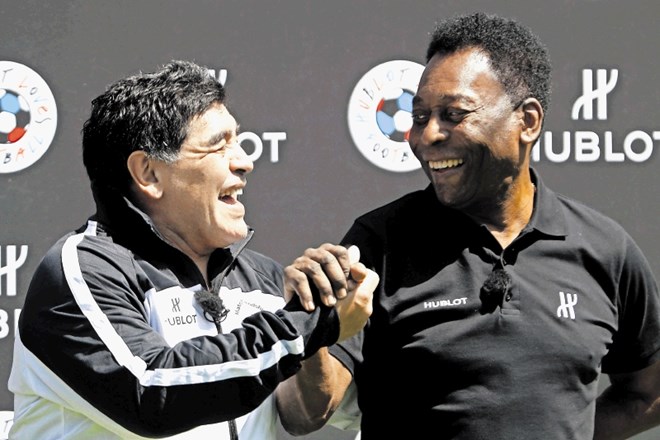 Na predvečer prvenstva sta se na prijateljski tekmi  »spoprijateljila« nogometni legendi, 55-letni Argentinec  Maradona...