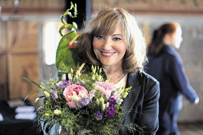 Po intervjujih je Tereza Kesovija v dar dobila velik šopek cvetja, nato pa je odhitela na kosilo s prijateljico.