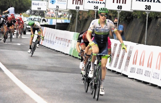 Belgijski kolesar Jens Keukeleire je že pred ciljno črto v Žusterni dvignil roke ob največjem letošnjem uspehu, zmagi v prvi...