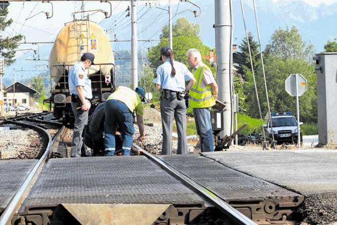 3. junija 2015 je triinštiridesetletni motorist zapeljal mimo spuščenih zapornic na železniškem prehodu v Podnartu. V tistem...