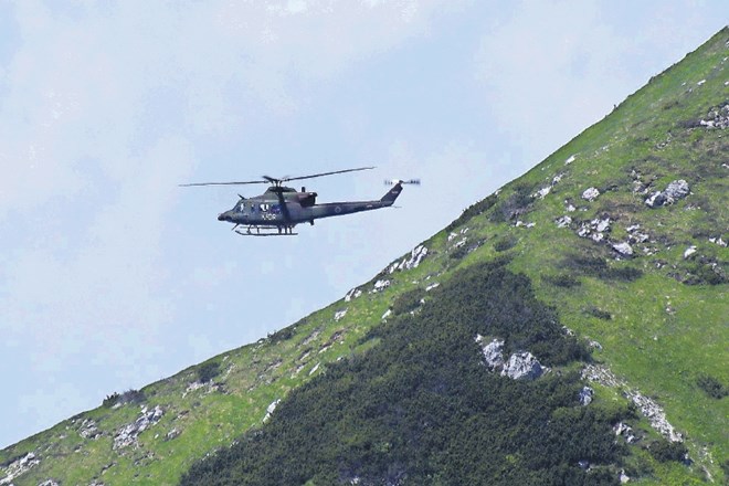 Helikopter Slovenske vojske je z dežurno ekipo reševalcev minulo soboto na severno Primorsko priletel kar trikrat. Dvakrat je...