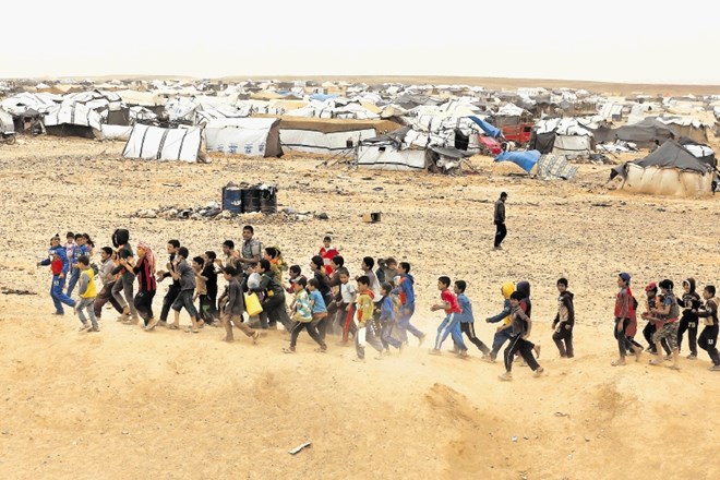 Sirski begunci na sirsko-jordanski meji čakajo na dovoljenje za vstop v Jordanijo. Begunsko taborišče in jordansko...