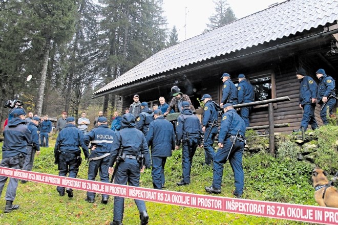 Rušenje brunarice v Bohinju je novembra 2013 spremljalo 40 policistov.