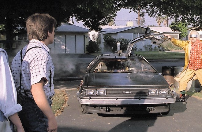 Na koncu prvega filma iz leta 1985 avtomobil prileti (dobesedno) iz prihodnosti, ki je v realnem času že preteklost – šlo je...
