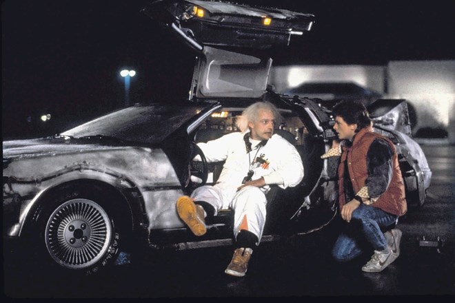 Doc (Christopher Lloyd, levo) Martyju (Michael J. Fox) razlaga, kako časovni stroj deluje.