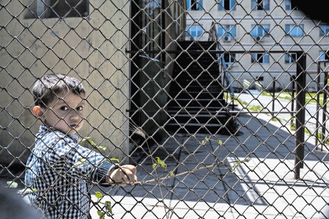 V azilnem centru Ovcha Kupel v Sofiji razsajajo kožne bolezni, v okolici pa begunce napadajo neonacisti. »Nihče noče ostati v...