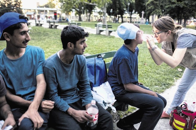 Zdravnica dr. Sofija Manjak vsak večer prostovoljno zdravi begunce, ki se zbirajo v beograjskih parkih. »Begunska pot se bo...