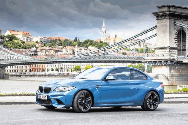 BMW M2 coupe je oblikovno atraktiven športni avtomobil, ki ga poganja trilitrski turbobencinski šestvaljnik s 370 konji (272...